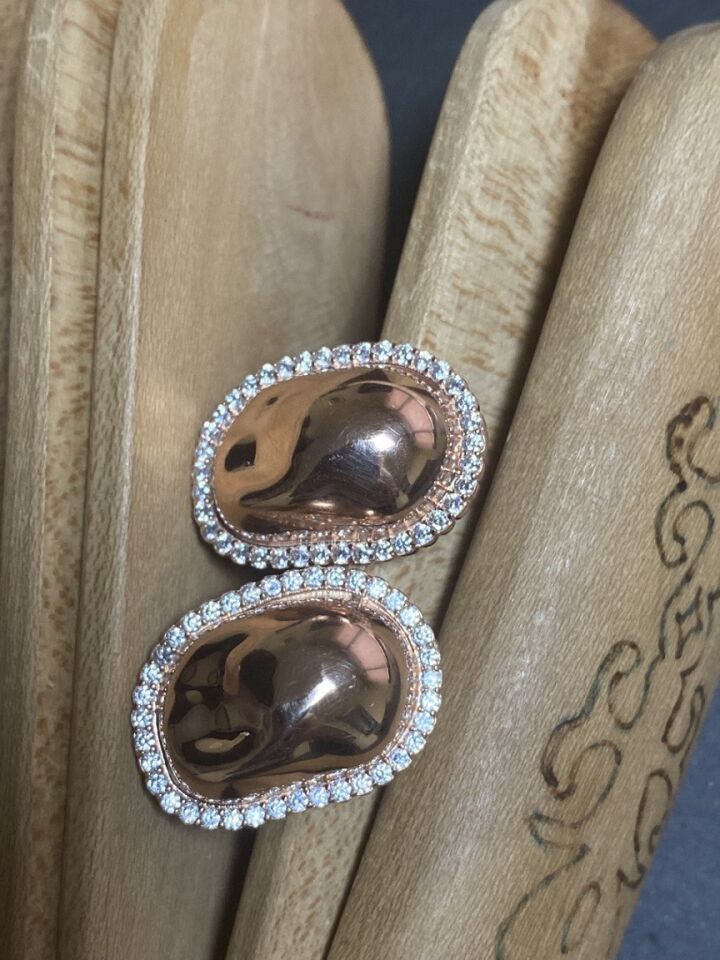 Roz Taşlı Bombeli Küpe