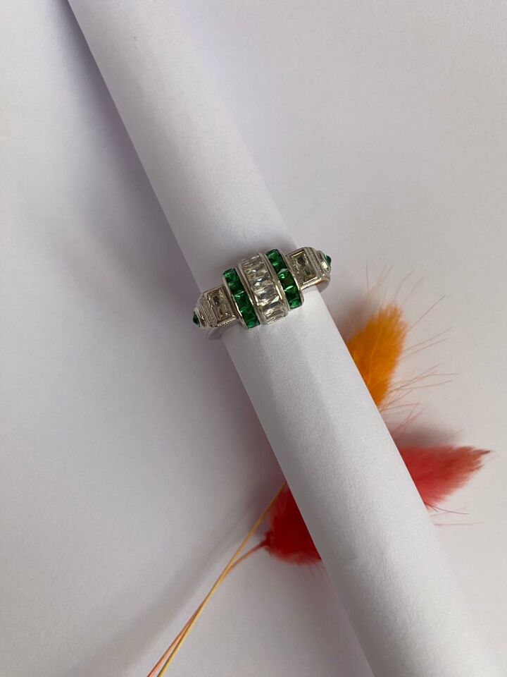 Pırlanta İşçiliğinde Yeşil Taşlı Ayarlanabilir Yüzük