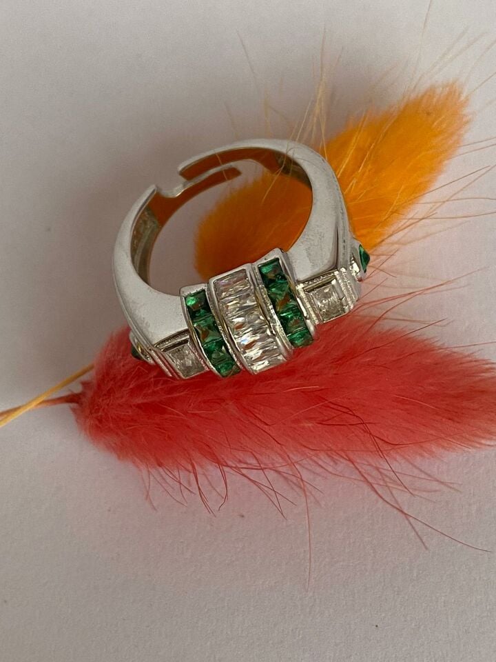 Pırlanta İşçiliğinde Yeşil Taşlı Ayarlanabilir Yüzük