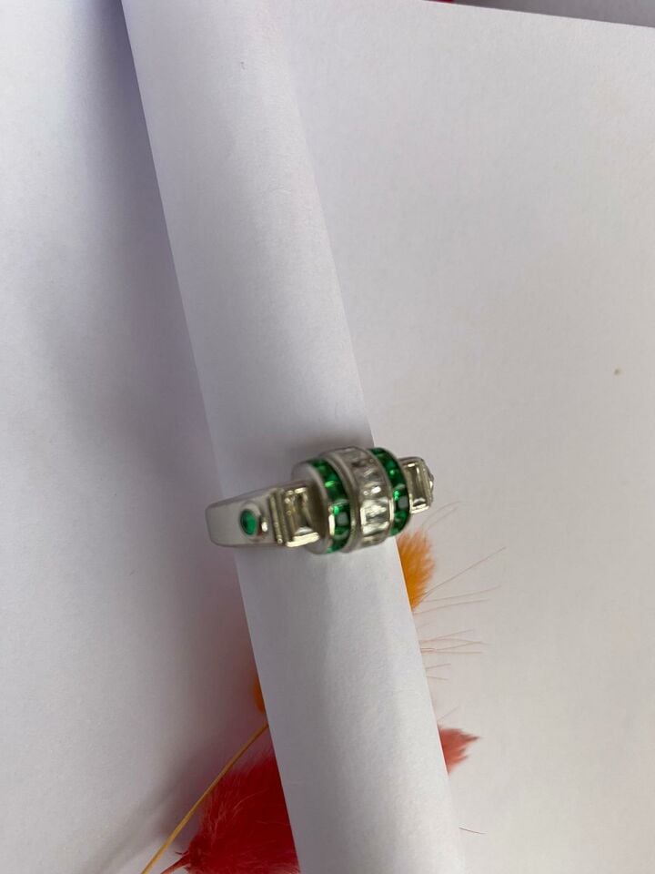 Pırlanta İşçiliğinde Yeşil Taşlı Ayarlanabilir Yüzük