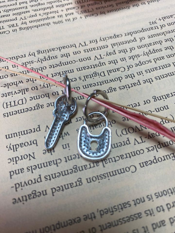 Anahtar Kilit  Taşlı Küpe